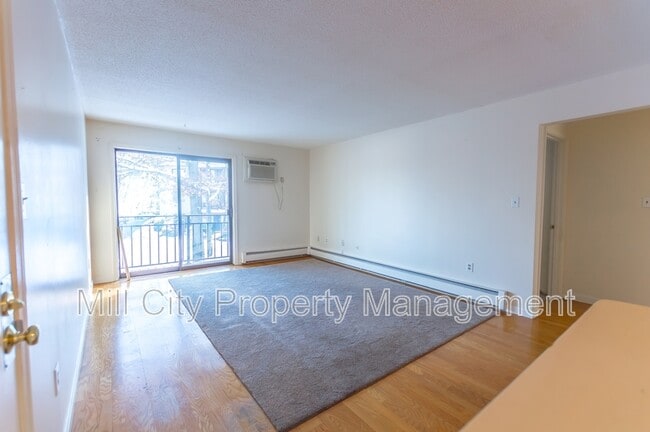 23 Country Club Dr in Manchester, NH - Foto de edificio - Building Photo