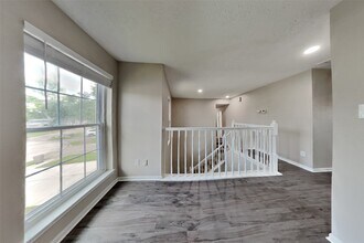 5511 Pipingwood Dr in Houston, TX - Building Photo - Building Photo