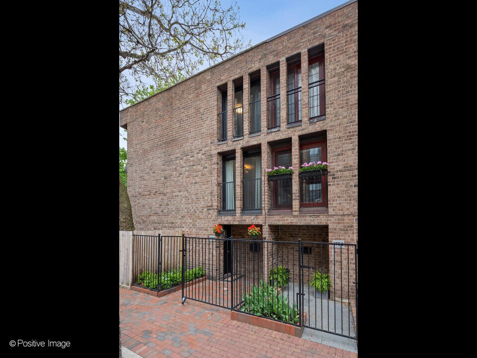 1748 N Crilly Ct in Chicago, IL - Building Photo