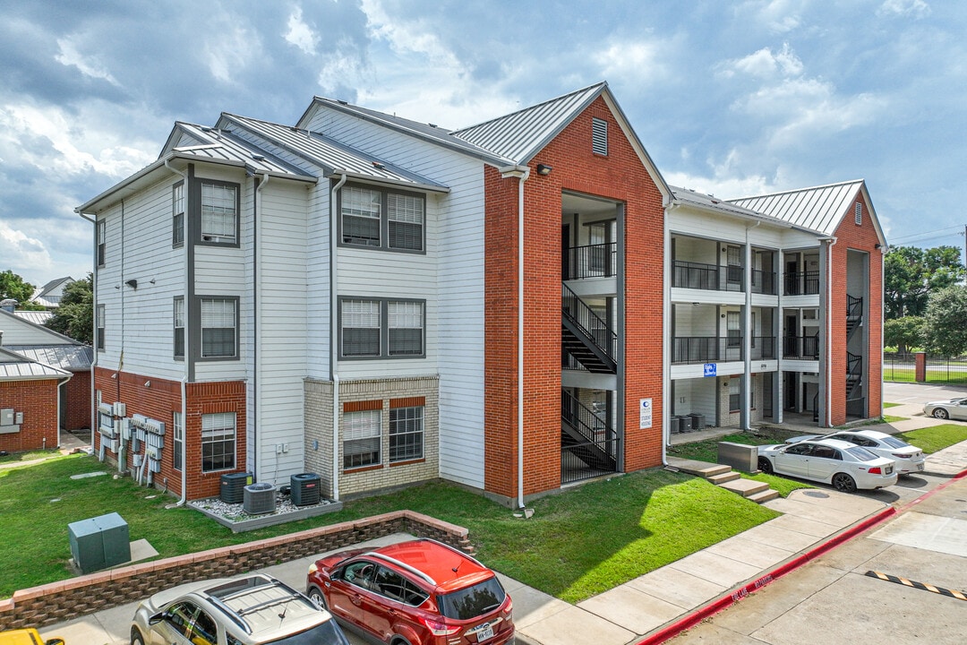 Century Court Apartments in Plano, TX - Building Photo