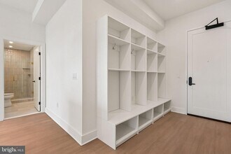 30 W Allens Ln, Unit 218 in Philadelphia, PA - Foto de edificio - Building Photo