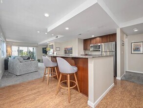 123 N Hayden Bay Dr, Unit 123 N Hayden Bay Drive in Portland, OR - Foto de edificio - Building Photo