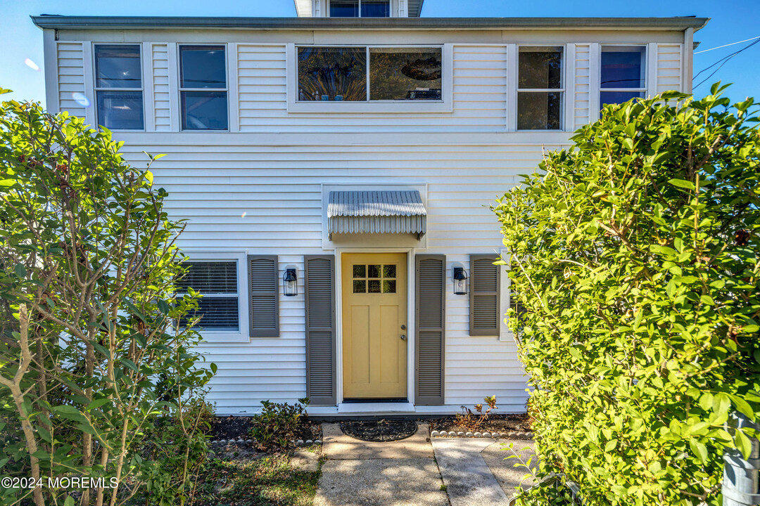 50 4th Ave-Unit -Apt B in Atlantic Highlands, NJ - Foto de edificio
