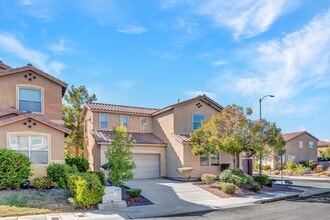 11201 Crosseto Dr in Las Vegas, NV - Building Photo - Building Photo