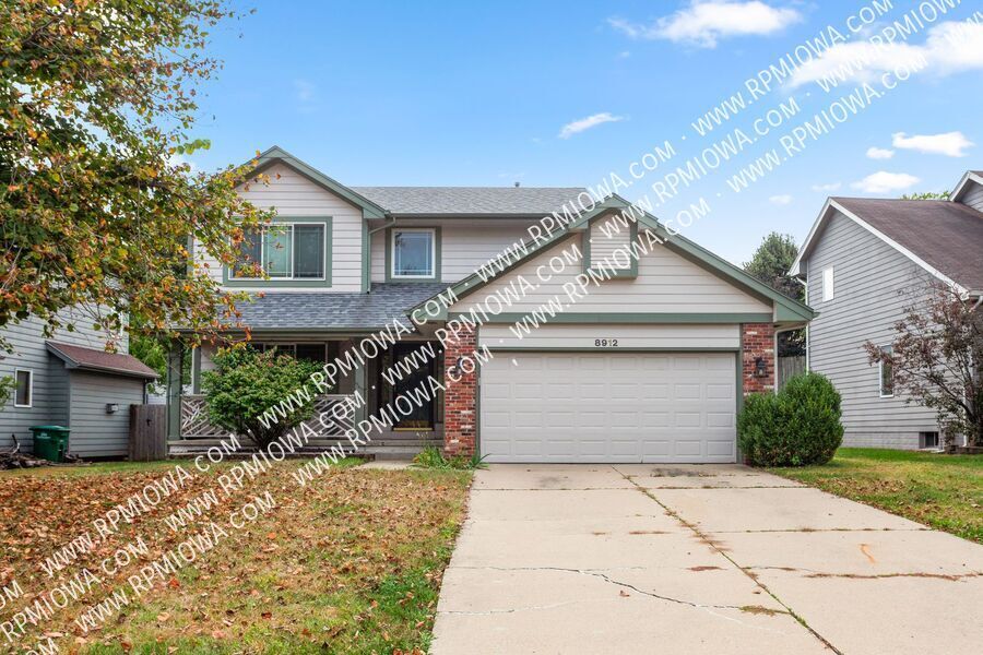 8912 Highland Oaks Dr in Johnston, IA - Building Photo