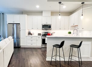 63 7th Ave S, Unit 2 in Hopkins, MN - Foto de edificio - Building Photo