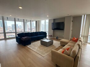 737 W Washington Blvd, Unit 1301 in Chicago, IL - Building Photo - Building Photo