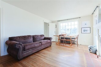 2913 W Shore Rd in Warwick, RI - Building Photo - Building Photo