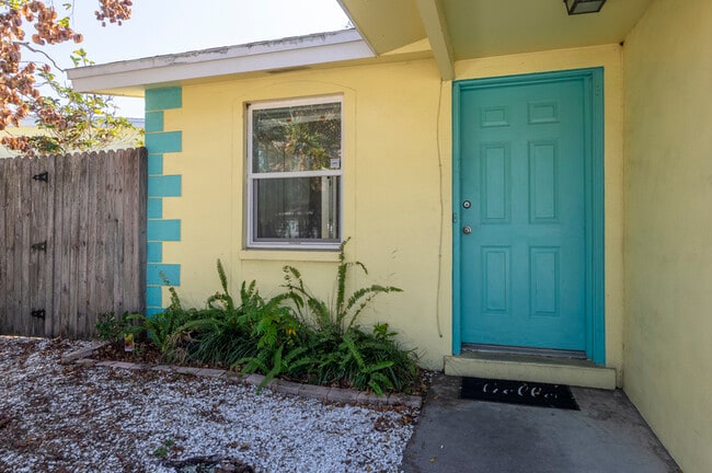 617 Lyndhurst St in Dunedin, FL - Building Photo - Building Photo