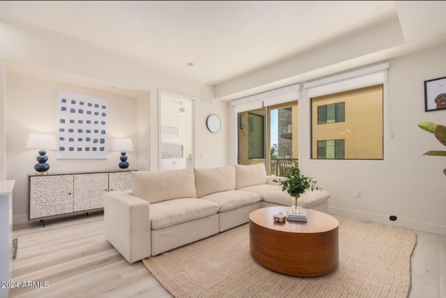 7300 E Earll Dr in Scottsdale, AZ - Foto de edificio - Building Photo
