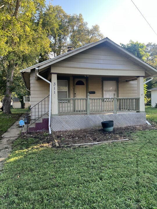 311 NE Paramore St in Topeka, KS - Building Photo
