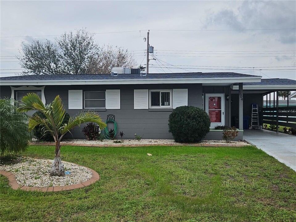 1604 Chevy Chase Dr in Sun City Center, FL - Building Photo
