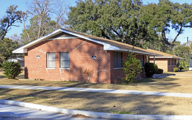 Phillips Pines Apartments in Live Oak, FL - Foto de edificio - Building Photo