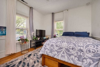 46 Garfield Ave, Unit 2 in Easthampton, MA - Building Photo - Building Photo