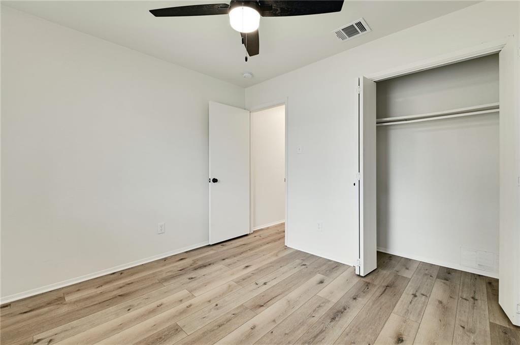 1602 W Braker Ln in Austin, TX - Foto de edificio