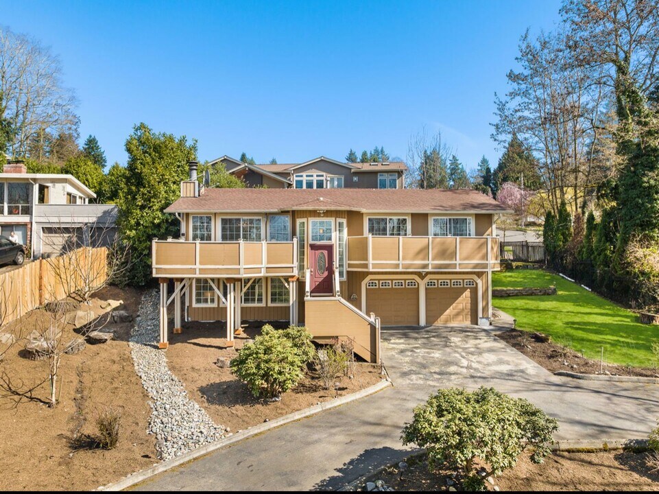 11004 100th Ave NE in Kirkland, WA - Building Photo