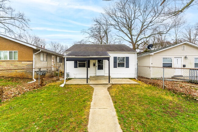 property at 855 E Como Ave