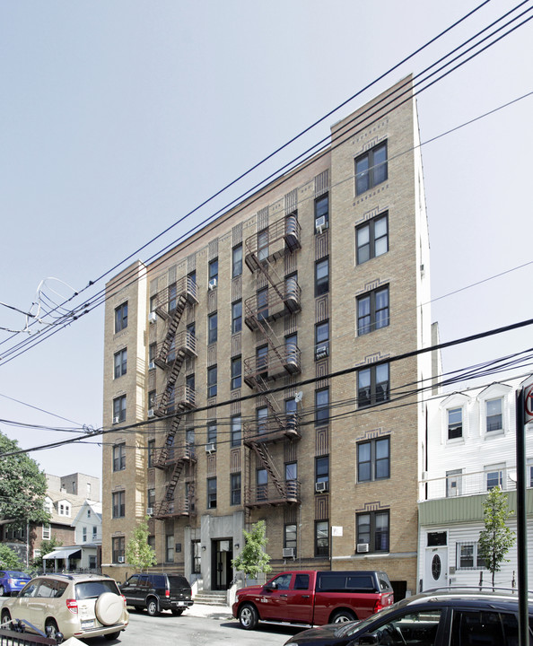 279 E 203rd St in Bronx, NY - Building Photo