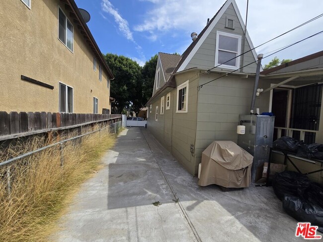 1249 E 54th St in Los Angeles, CA - Foto de edificio - Building Photo