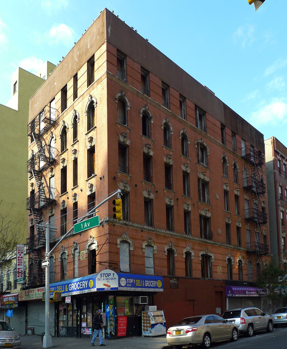 352 E 105th St in New York, NY - Building Photo