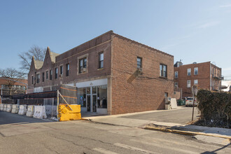 100 Middle Neck Rd in Great Neck Plaza, NY - Building Photo - Building Photo