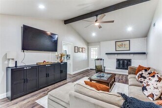 204 Laura Dr in Burleson, TX - Building Photo - Building Photo