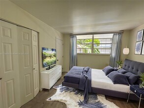 680 NE 64th St in Miami, FL - Foto de edificio - Building Photo