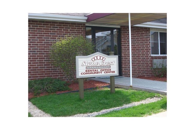 STONE CREST APARTMENTS in Fitchburg, WI - Foto de edificio - Building Photo