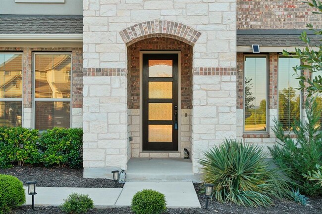 7409 Turnback Ledge Trail in Lago Vista, TX - Foto de edificio - Building Photo