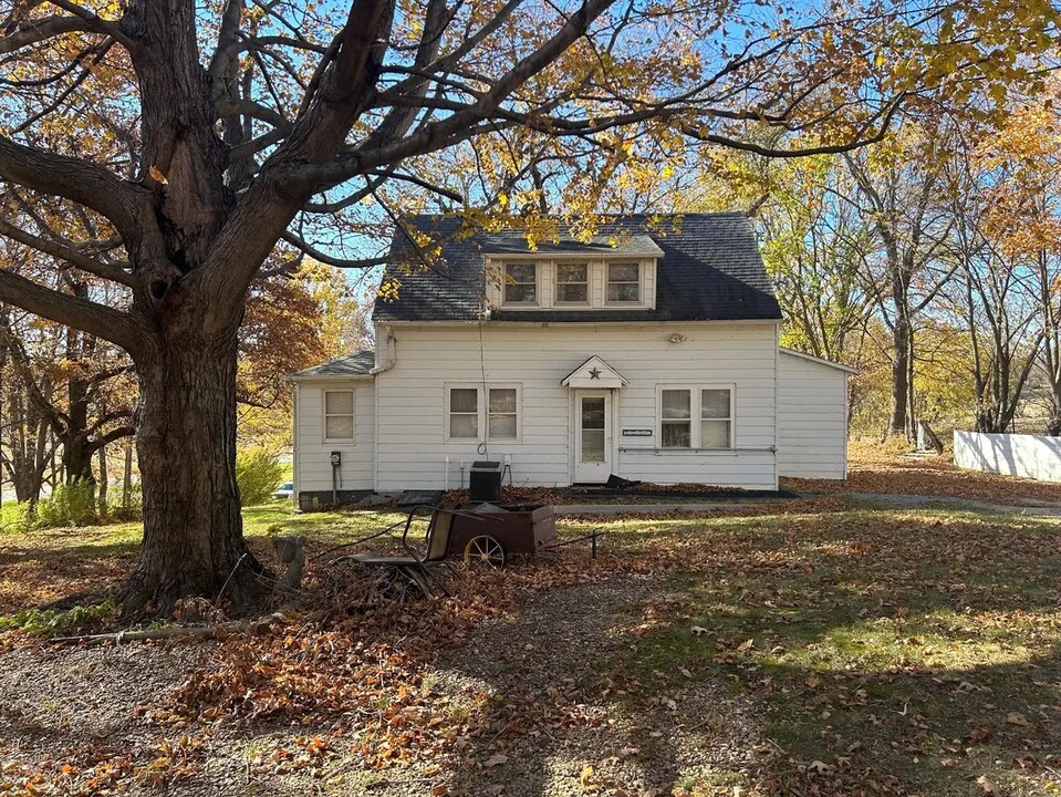 903 W Main St in Toulon, IL - Building Photo