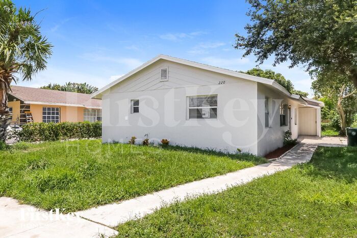 220 Broward Ave in Greenacres, FL - Building Photo