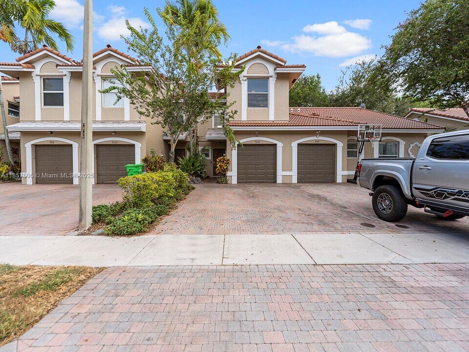 9032 NW 54th St in Sunrise, FL - Building Photo