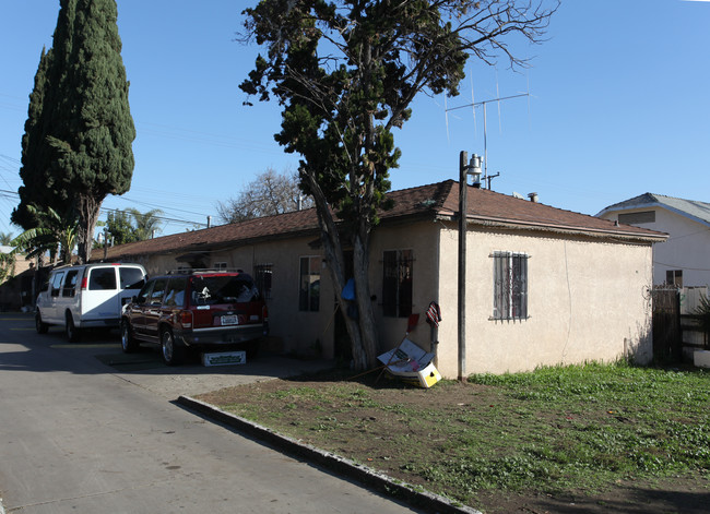 3715-3719 E 57th St in Maywood, CA - Foto de edificio - Building Photo