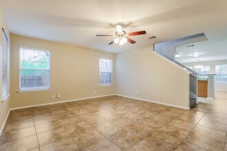 6734 Benke Farm in San Antonio, TX - Foto de edificio - Building Photo