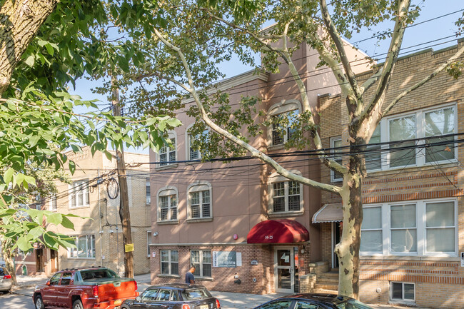 5925 Grove St in Ridgewood, NY - Foto de edificio - Building Photo