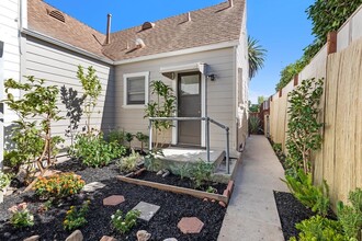 737 Flower Ave in Venice, CA - Building Photo - Building Photo