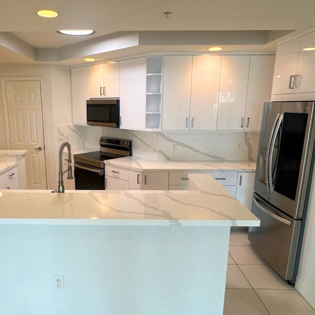 2743 1st St, Unit 403 in Ft. Myers, FL - Building Photo - Building Photo