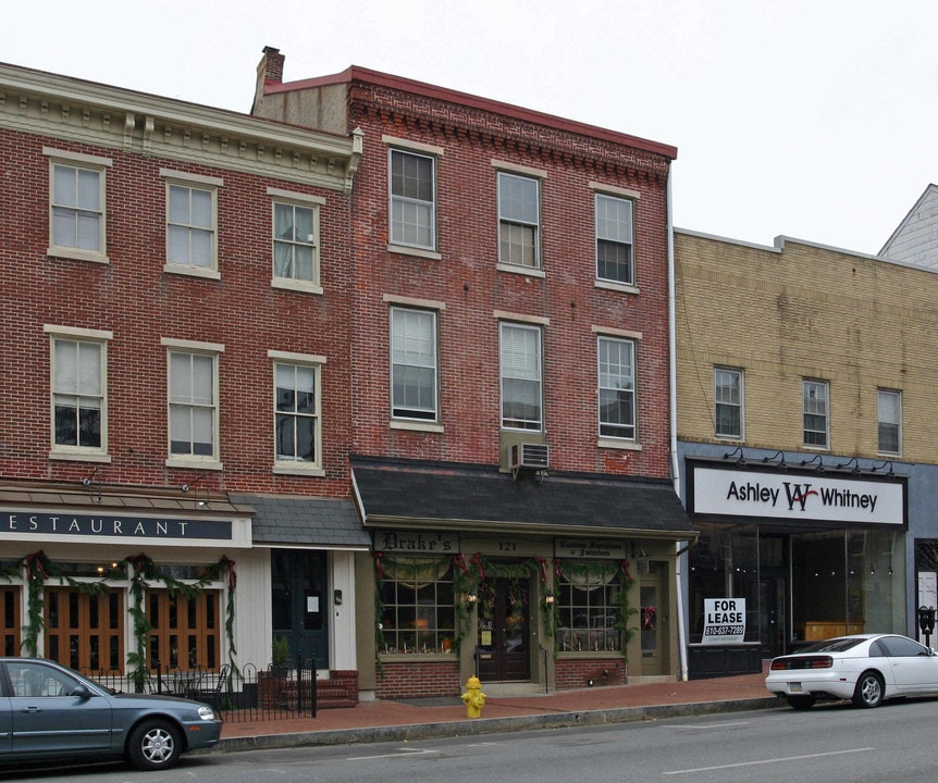 121 W Market St in West Chester, PA - Building Photo