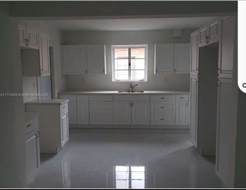 2333 NW 63rd St in Miami, FL - Building Photo