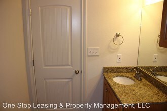 305 Hickory St-Unit -Unit B in Smithville, TX - Foto de edificio - Building Photo