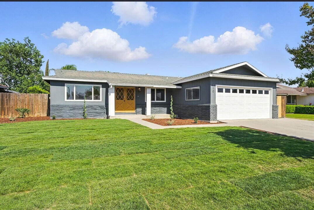110 S Olive St in Lemoore, CA - Building Photo