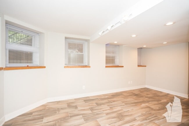 2326 N Southport Ave, Unit GDN