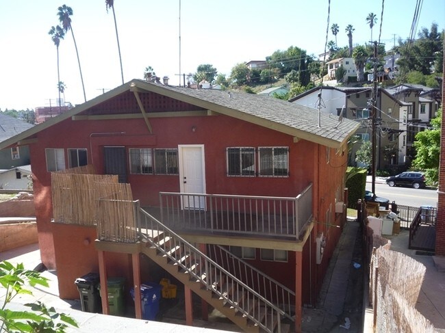 1642 Echo Park Ave in Los Angeles, CA - Foto de edificio - Building Photo