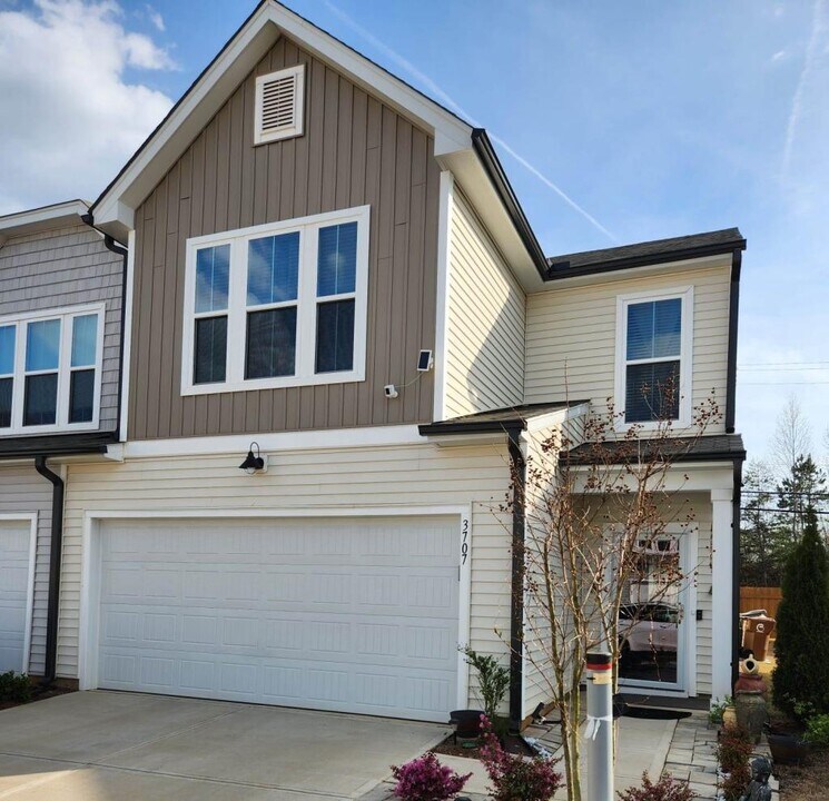 3707 Feltham Ln in Jamestown, NC - Building Photo