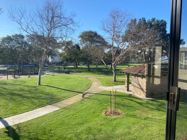 2151 Pacific Ave in Costa Mesa, CA - Foto de edificio - Building Photo