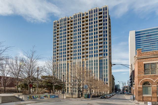 700 N Larrabee St in Chicago, IL - Building Photo