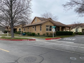 1000 Orleans Ct in Roseville, CA - Foto de edificio - Building Photo