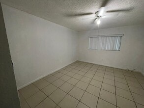 230 W 68th St, Unit 210 in Hialeah, FL - Foto de edificio - Building Photo