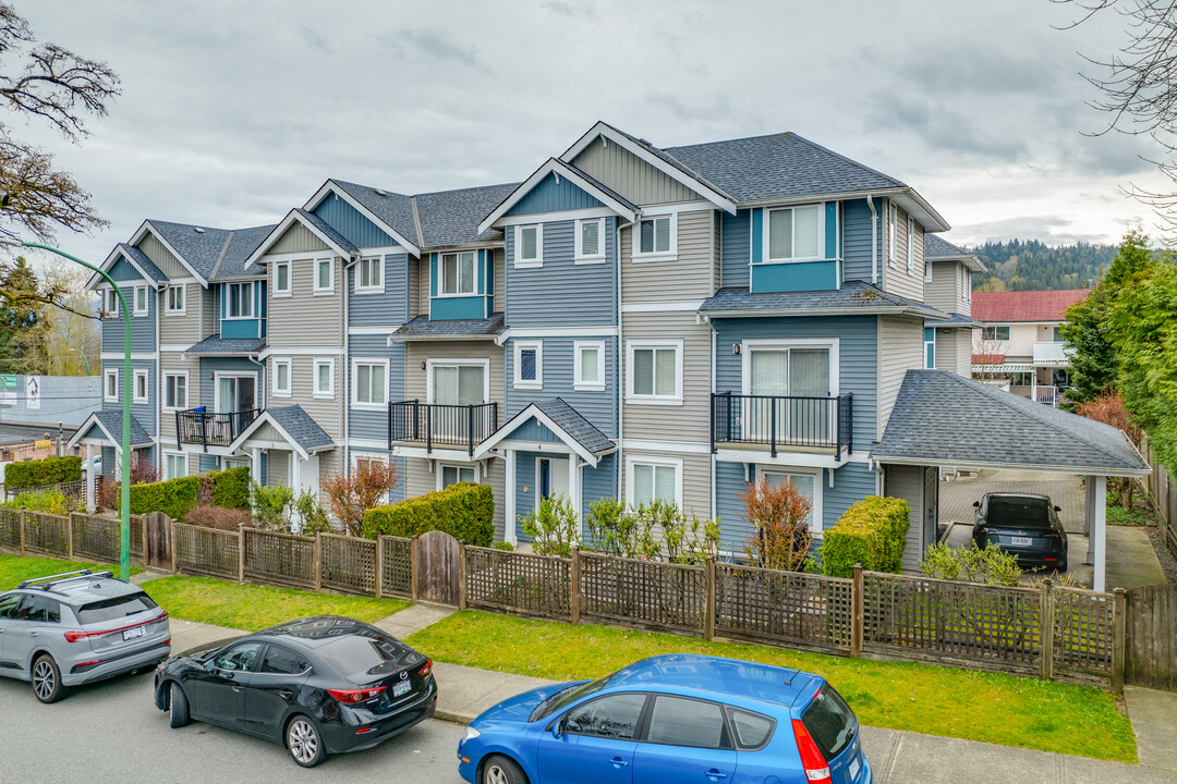 500 Grove Av in Burnaby, BC - Building Photo