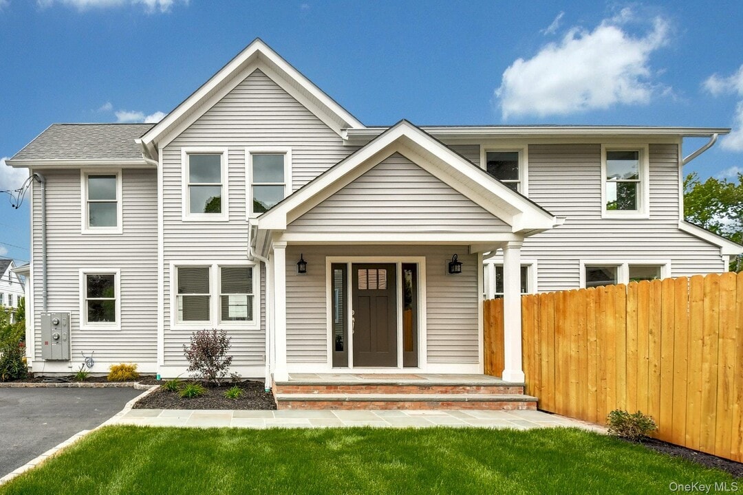 27 Irving Pl in Oyster Bay, NY - Building Photo
